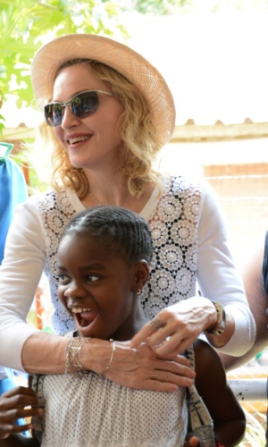 27.nov.2014- Madonna posa com a filha adotiva Mercy James no Hospital Central Queen Elizabeth, em Blantyre, cidade comercial de Malawi onde a menina nasceu. A cantora pop lançou um novo projeto para a construção de uma unidade de terapia intensiva para cirurgia pediátrica