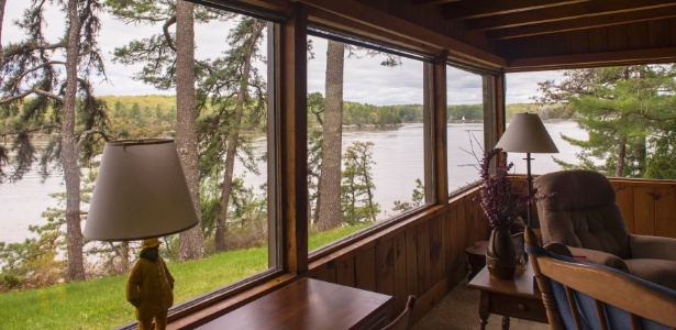 Cabana no Maine (EUA) tem janelas amplas e vistas generosas para o rio Kennebec - Stacey Cramp/ The New York Times