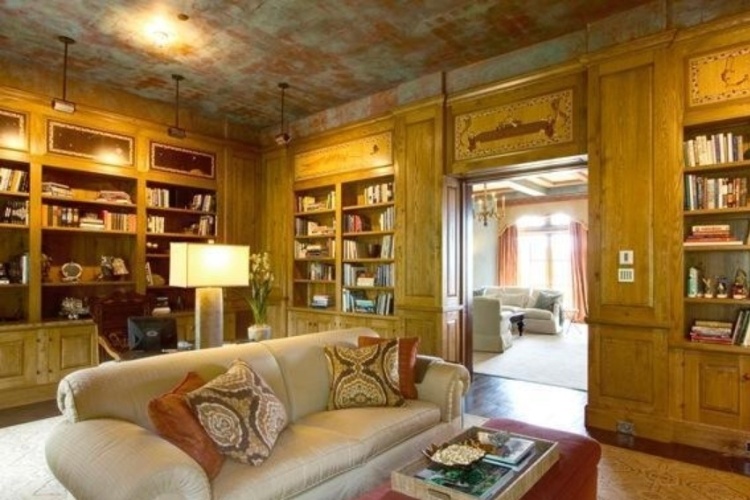 Detalhe da biblioteca da mansão que pertenceu à Robin Williams e que está à venda na Califórnia