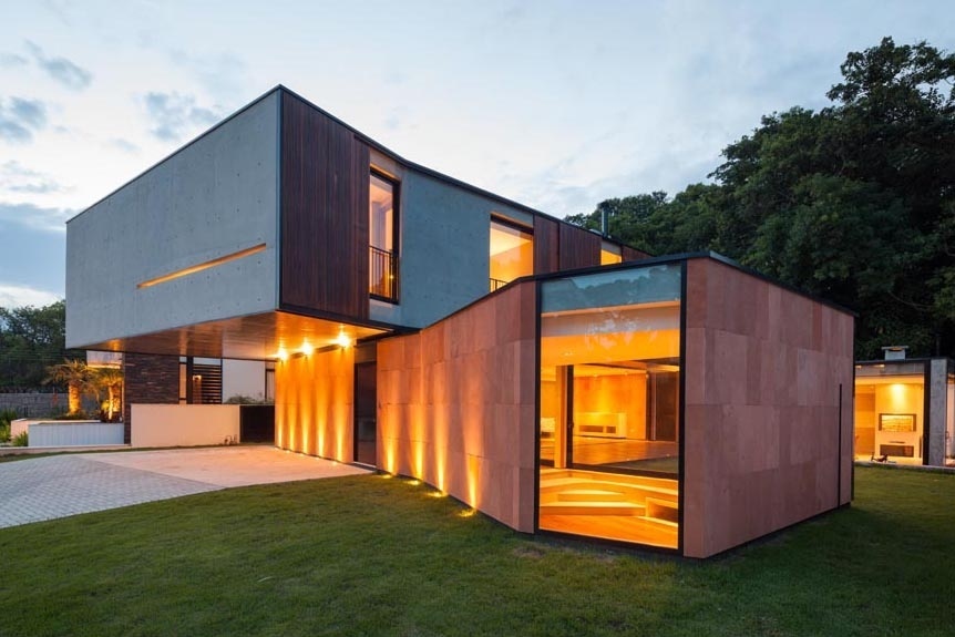 O balanço de seis metros da suíte é uma das ousadias do projeto do escritório Biselli Katchborian para a NSN House. No térreo, o pavilhão de lazer inclui espaço relaxante para a hidromassagem Jacuzzi. O revestimento em arenito vermelho realça a construção em concreto - Nelson Kon/ UOL