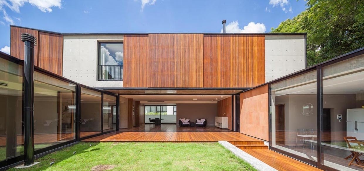 Fechadas, as venezianas de correr asseguram proteção aos dormitórios contra o sol que atinge a face norte do pavimento superior. Neste piso, uma pequena inflexão na extremidade (onde fica a suíte do casal, à esq.) permite melhor visão da mata envoltória e dá dinamismo ao conjunto construtivo. A NSN House, em Curitiba (PR), foi projetada pelo escritório Biselli Katchborian Arquitetos - Nelson Kon/ UOL