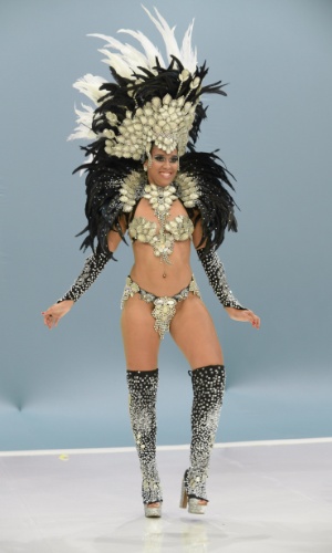 Priscila Pardin, destaque de chão da escola de samba Gaviões da Fiel grava a vinheta de Carnaval da Rede Globo