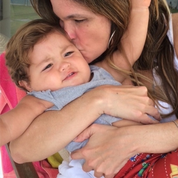 28.nov.2014 - Cristiana Oliveira não faz questão de esconder que é uma avó coruja. Nesta sexta-feira (28), a atriz publicou uma foto paparicando o neto, Miguel, de 1 ano e 9 meses.
