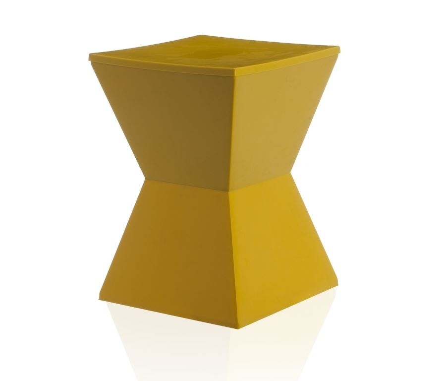 álbum com organizadores para brinquedos Banco modelo nitro, de polipropileno, que funciona também como porta-objetos. Pode ser usado em ambientes internos ou externos, inclusive em contato direto e continuo com água. Tem as seguintes medidas 42,30 cm x 30,40 cm x 30,40 cm. à venda na Etna (www.etna.com.br). R$ 99,90. Preço consultado em dezembro de 2014. Sujeito a alteração - Divulgação