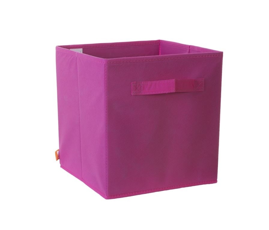 álbum com organizadores para brinquedos | Caixa organizadora modelo polly, com 26 cm x 26 cm x 28 cm. Dobrável, é feita de TNT e papelão. À venda na Etna (www.etna.com.br). R$ 25,99. Preço consultado em dezembro de 2014. Sujeito a alteração - Divulgação