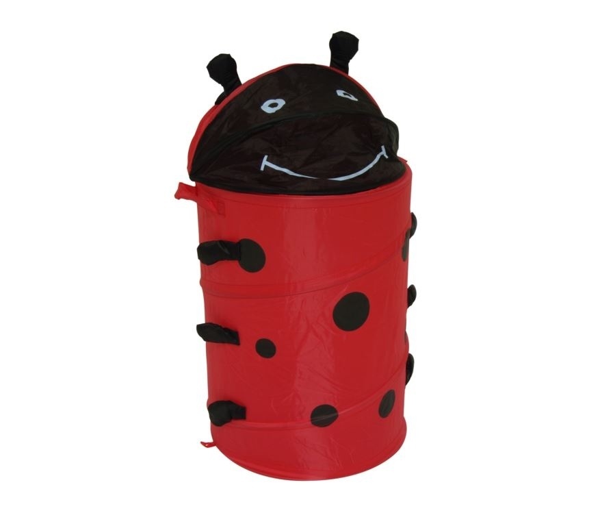 álbum com organizadores para brinquedos | Cesto para guardar brinquedos modelo joaninha. Feito de poliéster, tem 67 cm x 36 cm, possui alças e é dobrável. Comercializado pela Etna (www.etna.com.br). R$ 23,99. Preço consultado em dezembro de 2014. Sujeito a alteração - Divulgação