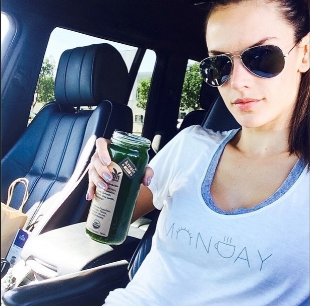 Alessandra Ambrósio mostra que, mais do que malhar, uma angel tem também que se alimentar bem. E nada como um suquinho verde para o detox - Reprodução/Instagram/@alessandraambrosio