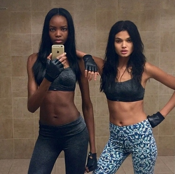Daniela Braga e Maria Borges malhando juntas para o Victoria's Secret Fashion Show - reprodução/Instagram/@victoriassecret
