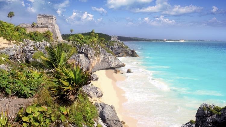 Dezembro é certeza de clima agradável em todo o Caribe. Mas esteja preparado, pois fim de ano é certeza de preços altos e praias e resorts lotados. Na foto a paradisíaca praia de Tulum, no México, que abriga ruínas de templos Maias - Getty Images - Getty Images