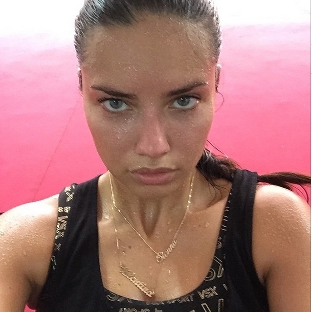 Para desfilar o Fantasy Bra com pedras preciosas não basta ser linda, tem que suar no tatame antes do desfile. Adriana Lima é a prova disso - Reprodução/Instagram/@adrianalima