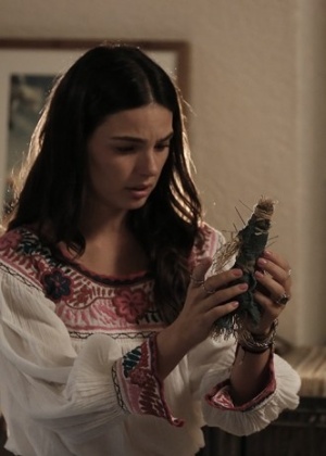 Sandra (Isis Valverde) recebe presente macabro de Carlota (Giulia Gam)