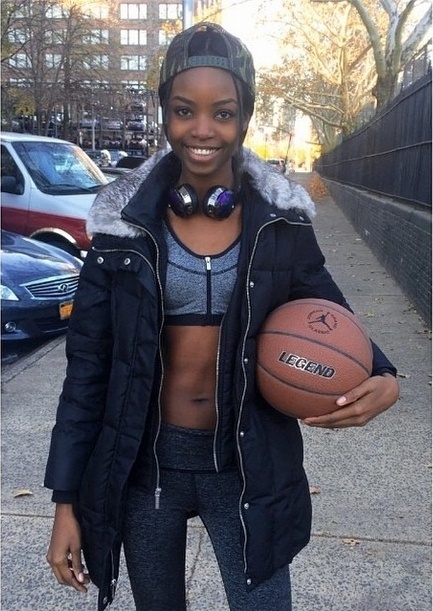 Vamos para o basquete? Nem a frio intenso de Nova York impediu que a angel angolana Maria Borges saísse de barriga de fora para bater uma bolinha - Reprodução/Instagram/@mariaborges28