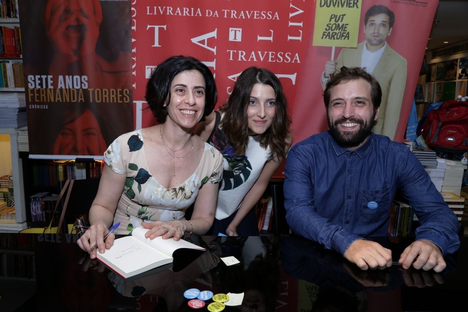 28.nov.2014 - Após anunciar separação, a atriz e cantora Clarice Falcão prestigia o lançamento do livro do ex-namorado, Gregório Duviver, na zona sul do Rio de Janeiro - Marcello Sá Barretto/AgNews