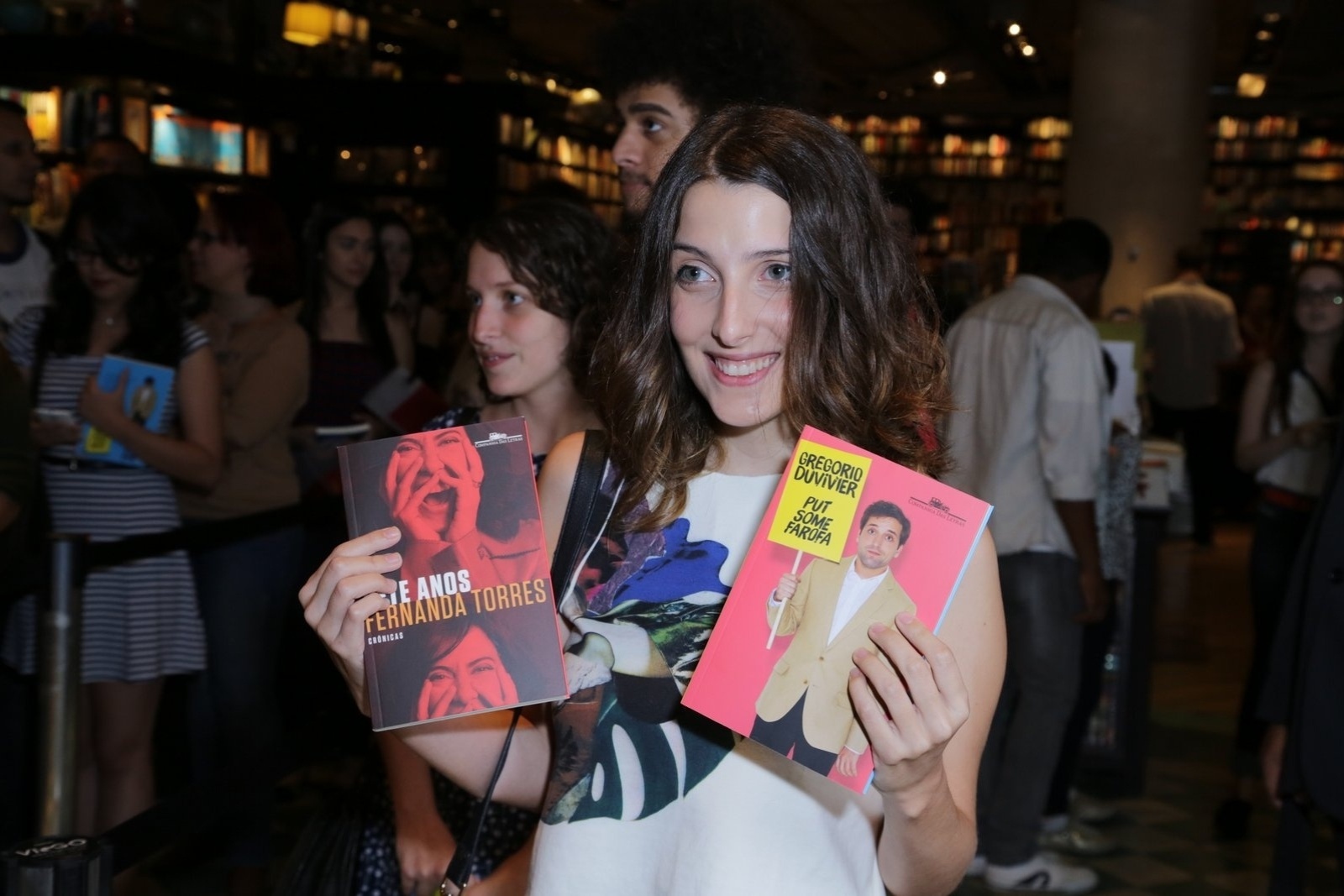 28.nov.2014 - Clarice Falcão pede autógrafo para Fernanda Torres e para o ex-namorado Gregório Duviver, no lançamento dos livros "Sete Anos", de Torres, e "Put Some Farofa", de Duviver, em uma livraria na zona sul do Rio de Janeiro - Marcello Sá Barretto/AgNews