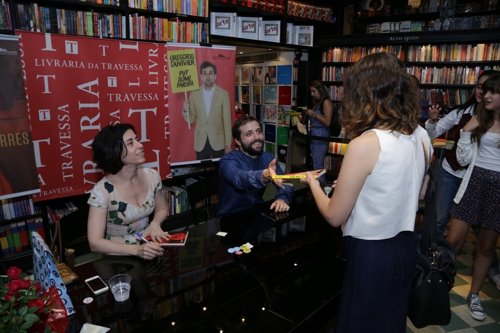 28.nov.2014 - Clarice Falcão pede autógrafo para Fernanda Torres e para o ex-namorado Gregório Duviver, no lançamento dos livros "Sete Anos", de Torres, e "Put Some Farofa", de Duviver, em uma livraria na zona sul do Rio de Janeiro - Marcello Sá Barretto/AgNews