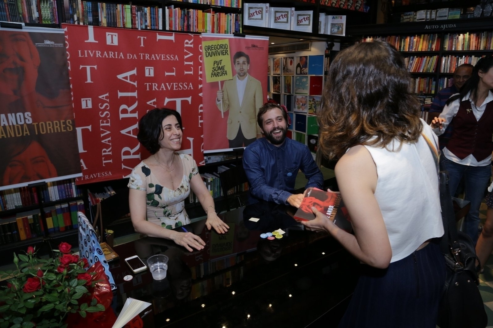 28.nov.2014 - Entre os convidados do lançamento dos livros "Sete Anos" e "Put Some Farofa", Clarice Falcão prestigiou o ex-namorado Gregório Duviver -- o casal anunciou separação nesta semana, após cinco anos juntos. A atrizconfirmou que a amizade entre eles continua  - Marcello Sá Barretto/AgNews