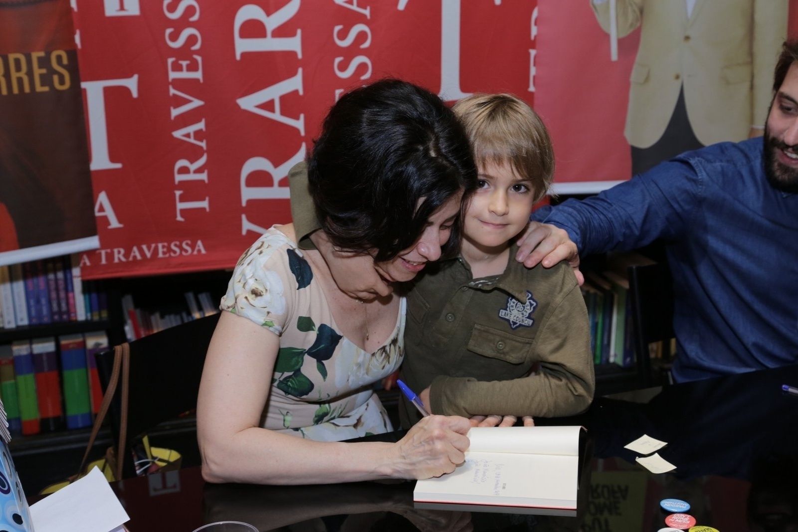 28.nov.2014 - Fernanda Torres autografa seu novo livro, "Sete Anos", para o filho caçula, Antonio, na Livraria da Travessa, no Leblon, zona sul do Rio de Janeiro - Marcello Sá Barretto/AgNews