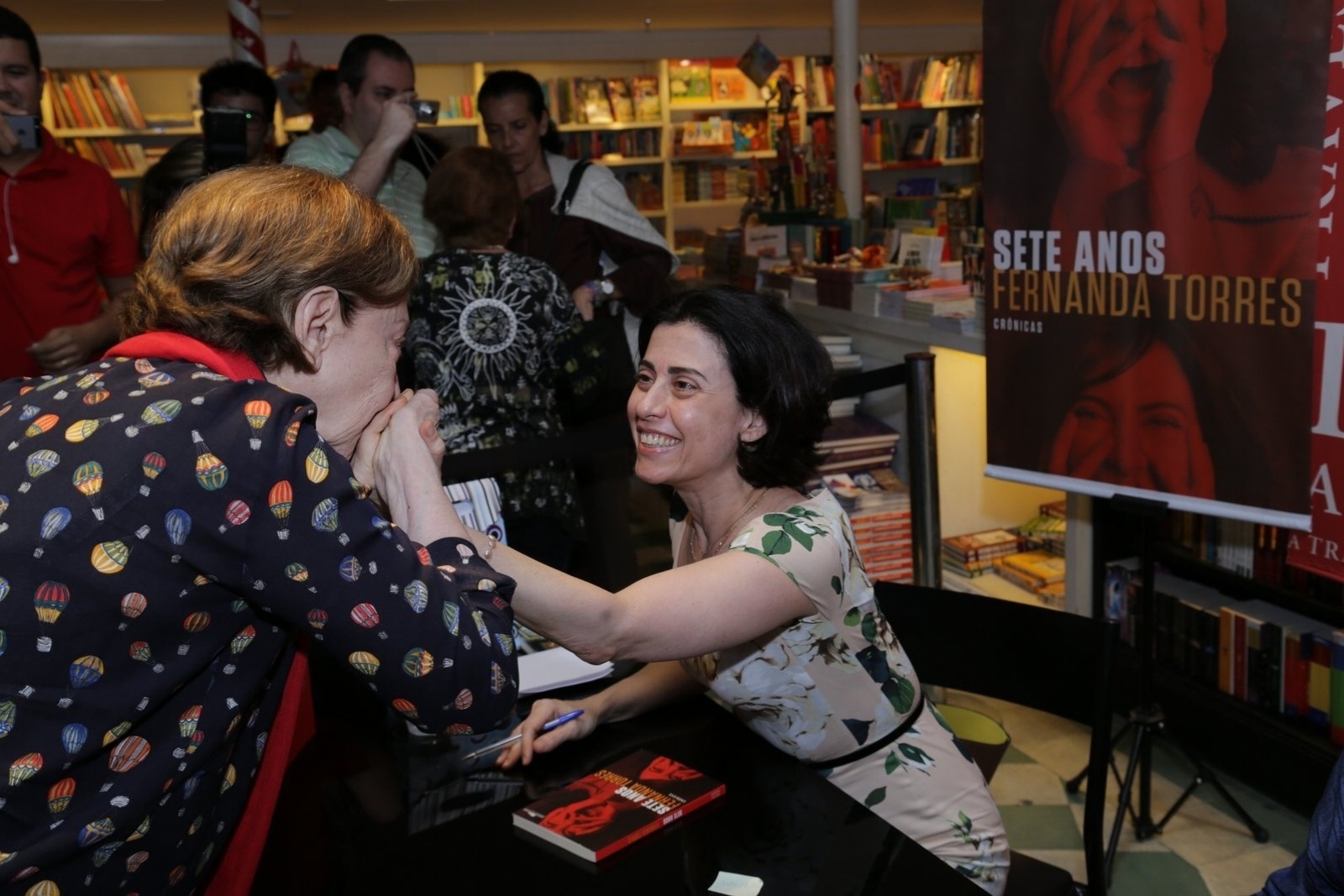 28.nov.2014 - Mãe de Fernanda Torrres, a atriz Fernanda Montenegro prestigia o lançamento dos livros "Sete Anos" e "Put Some Farofa" na Livraria da Travessa, na zona sul do Rio de Janeiro - Marcello Sá Barretto/AgNews