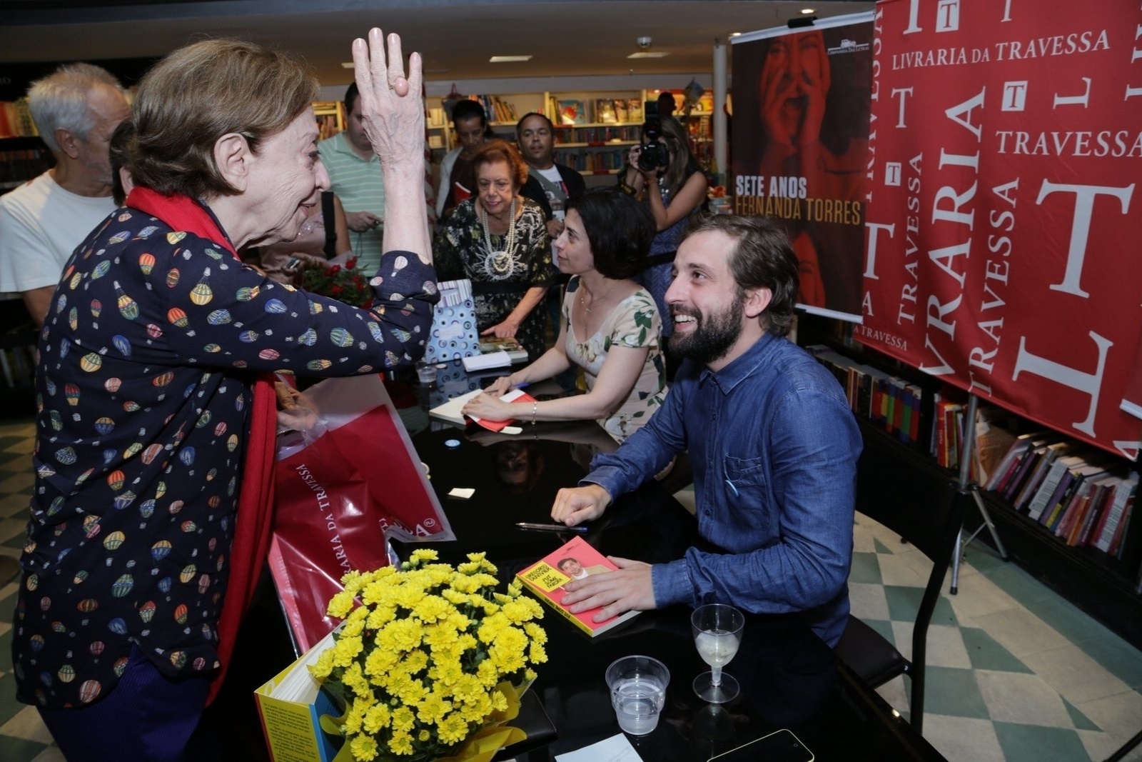 28.nov.2014 - Mãe de Fernanda Torrres, a atriz Fernanda Montenegro prestigia o lançamento dos livros "Sete Anos" e "Put Some Farofa" na Livraria da Travessa, na zona sul do Rio de Janeiro - Marcello Sá Barretto/AgNews