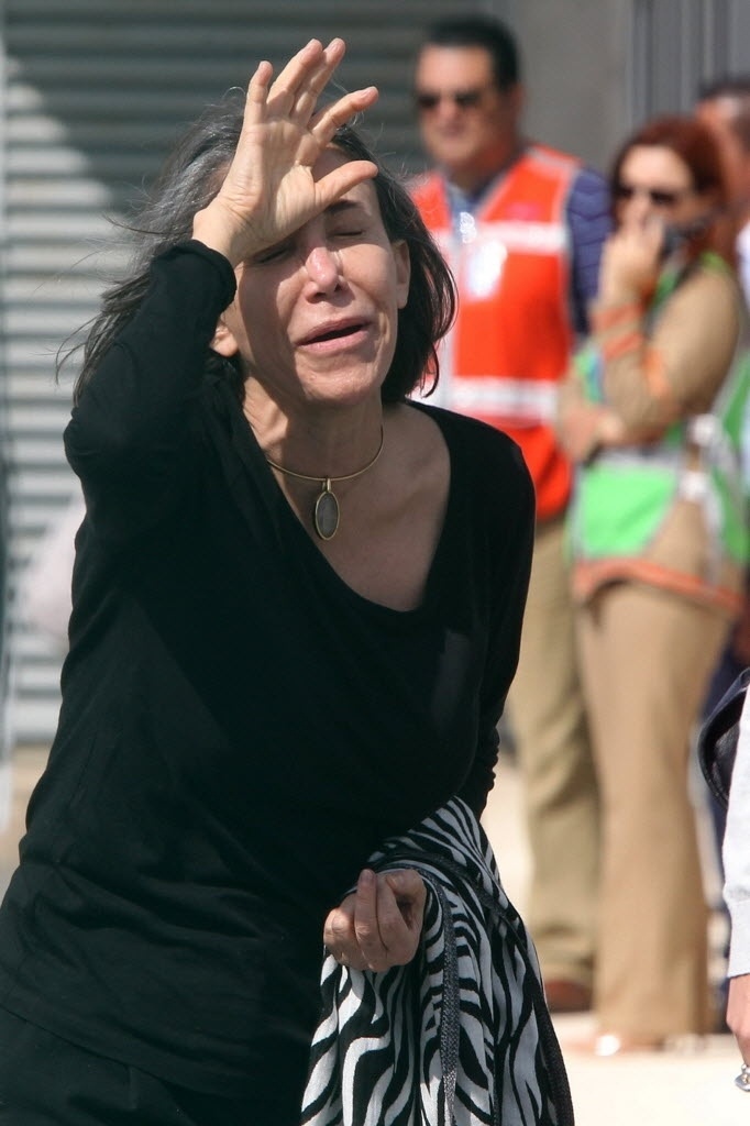 29.nov.2014 - Florinda Meza, mulher de Bolanõs e que interpretava a Dona Florinda, mostra-se muito abalada ao tentar falar com jornalistas, antes do traslado do corpo do marido até a Cidade do México
