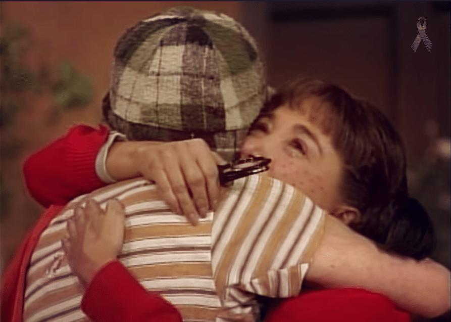 Chiquinha e Chaves se abraçam em um episódio de "Chaves"