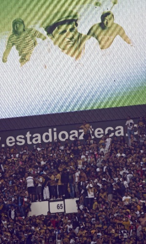 29.nov.2014 - Roberto Bolaños é homengeado durante a abertura do campeonato mexicano, no estádio Azteca, onde será realizado o funeral aberto ao público, neste domingo (30)