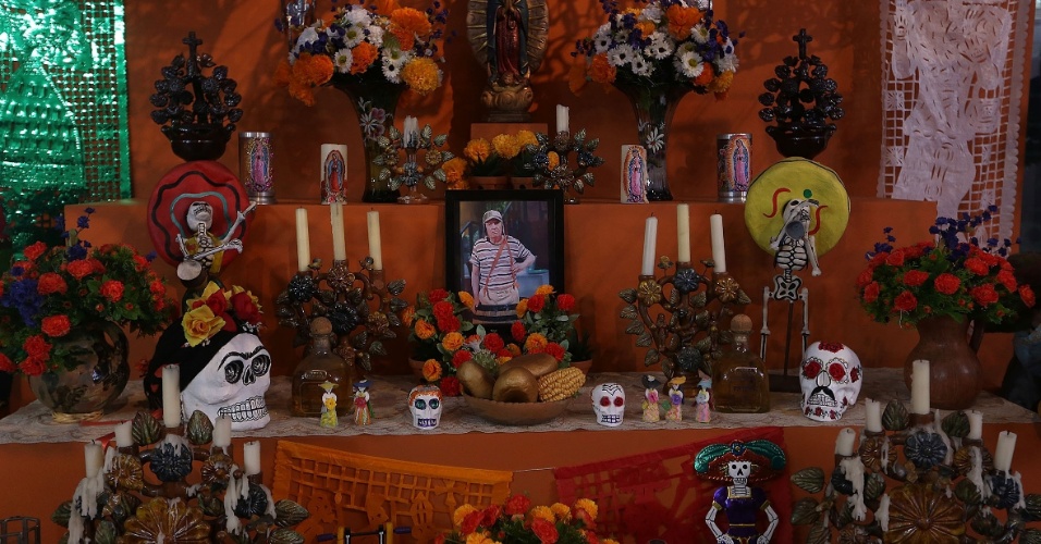 30.nov.2014 - Altar com motivos mexicanos do Dia dos Mortos presta homenagem a Chaves, cujo criador, Roberto Bolaños morreu na sexta-feira (28), aos 85 anos