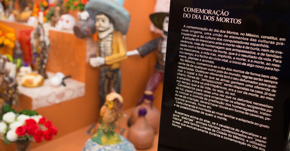 30.nov.2014 - Altar com motivos mexicanos do Dia dos Mortos presta homenagem a Chaves, cujo criador, Roberto Bolaños morreu na sexta-feira (28), aos 85 anos