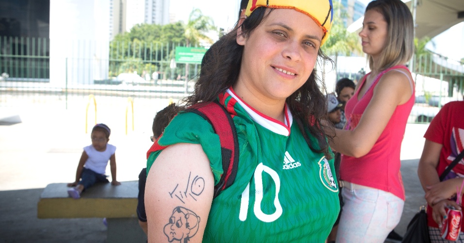 30.nov.2014 - Andreia Sampaio, 34 anos, presente em todos os eventos relacionados a série, exibe tatuagem que reproduz autógrafo do ator Carlos Villagrán