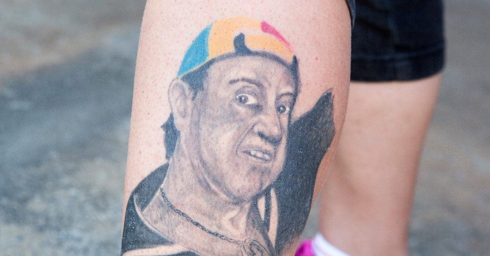 30.nov.2014 - Andreia Sampaio mostra tatuagem do personagem Quico, na fila para visitar a Vila do Chaves, no Memorial da América Latina, em São Paulo