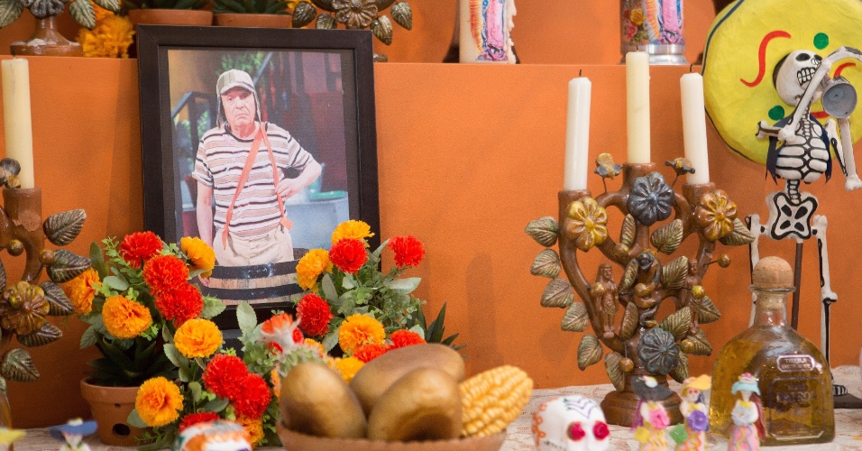 30.nov.2014 - Homenagem ao ator Roberto Bolaños, no altar dos Mortos, em evento organizado pelo SBT em homenagem ao comediante, no Memorial da América Latina, em São Paulo