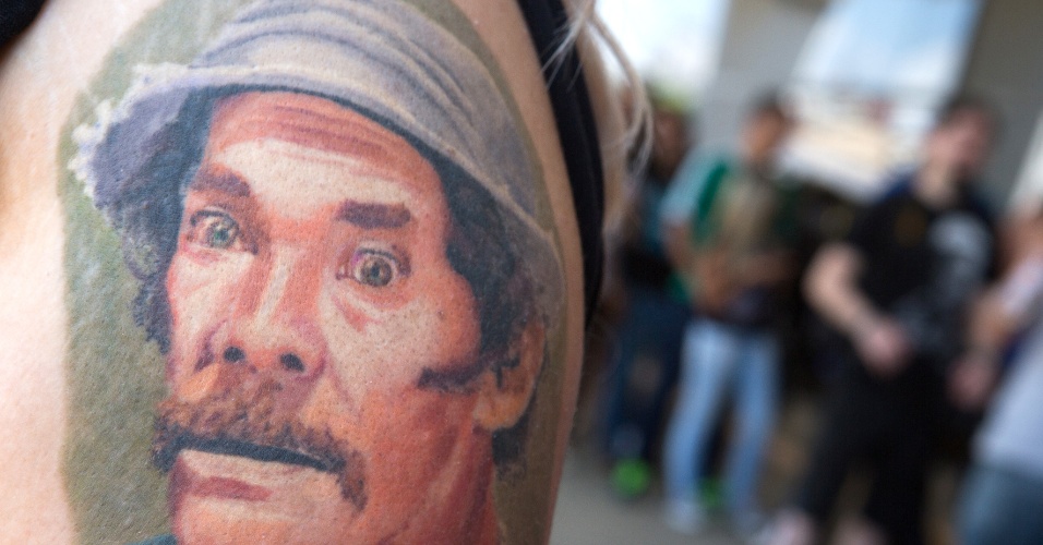 30.nov.2014 - Seu Madruga estampa camisetas e tatuagens na fila para visitar a Vila do Chaves, no Memorial da América Latina, em São Paulo