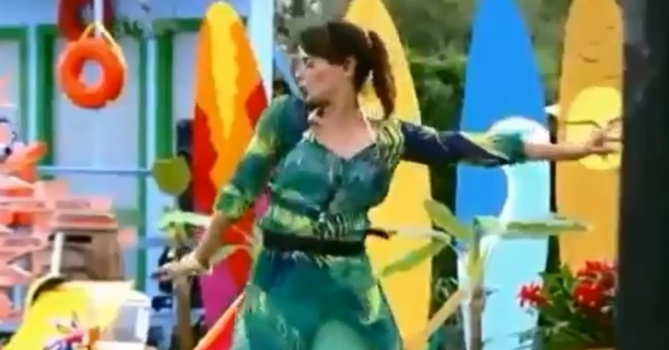 29.nov.2014 - Heloisa Faissol dança durante a festa Surf de "A Fazenda 7"