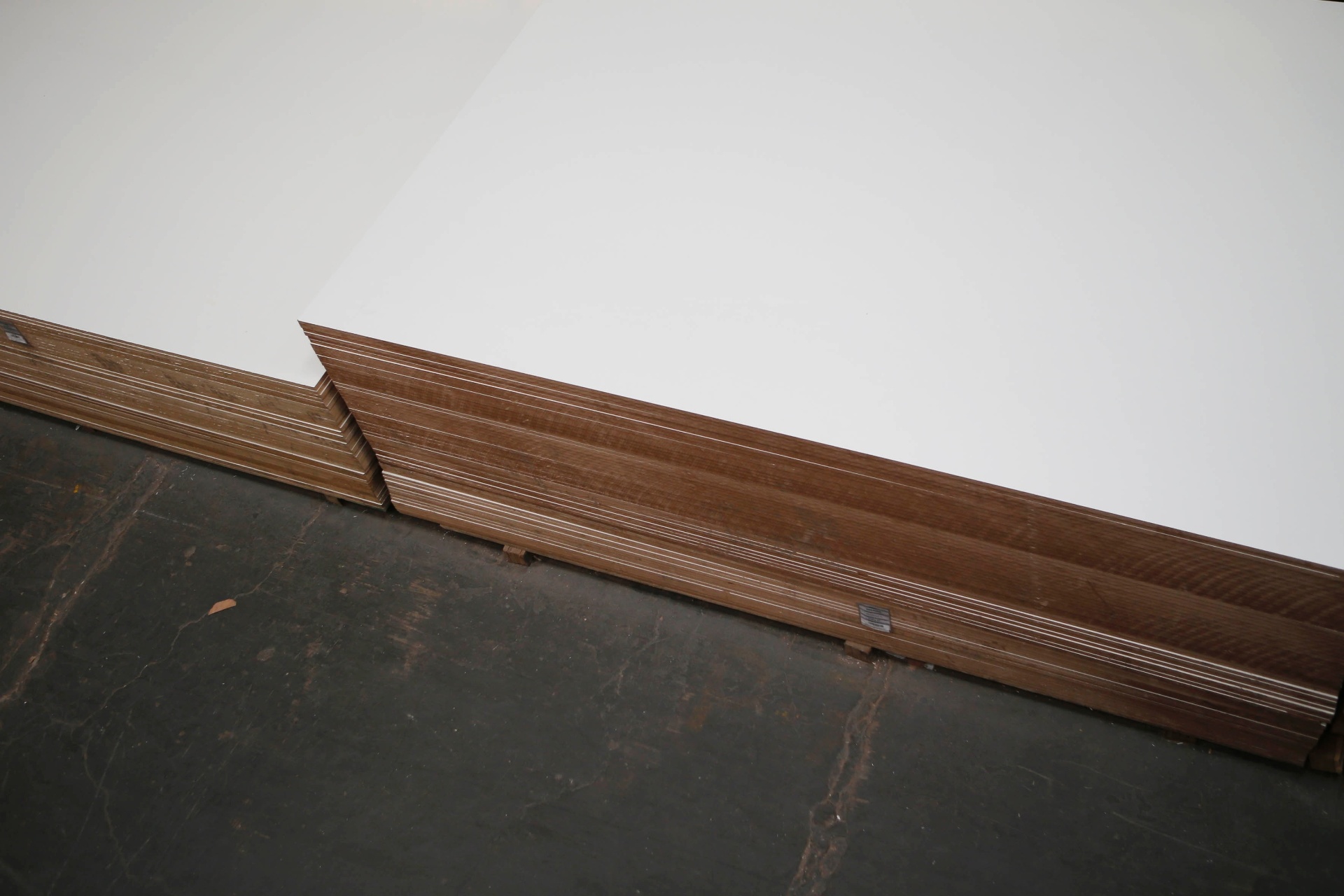 A primeira unidade da Leo Madeiras (www.leomadeiras.com.br) foi aberta em 1943 por Leo Lowenstein na Rua do Gasômetro, no bairro paulistano do Brás. Em 1961, a empresa foi adquirida por Bernard Seibel que manteve o nome do empreendimento. De lá pra cá, se tornou uma distribuidora de insumos para marcenaria, indústria de móveis e construção seca, com mais de 60 lojas no Brasil. Entre os produtos comercializados, estão os aramados, puxadores e as chapas de MDF (foto) - Junior Lago/ UOL