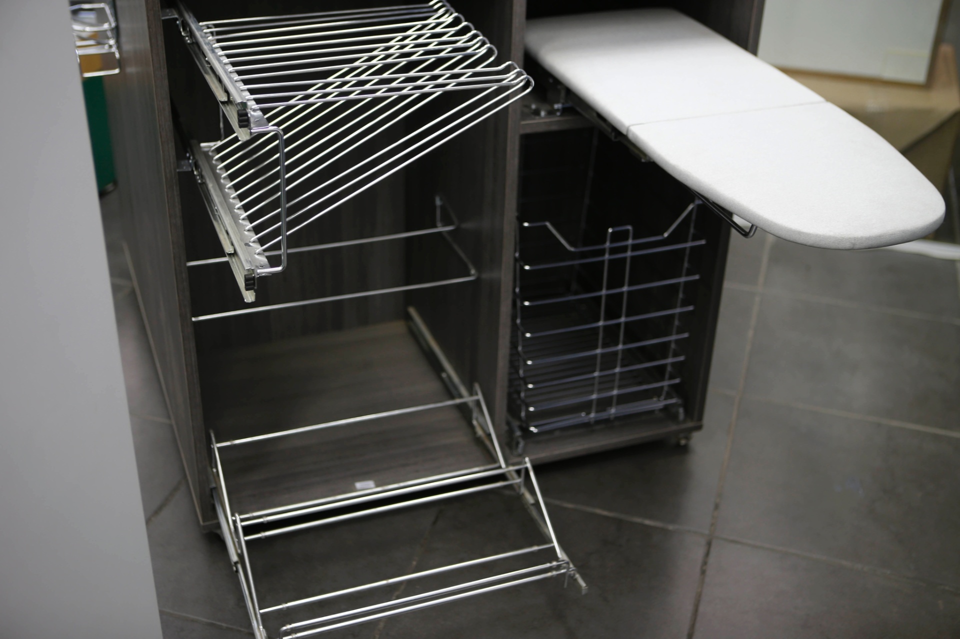 A tábua de passar de embutir, calceiro e sapateiro são exemplos de aramados bastante procurados pelo consumidor final na Leo Madeiras (www.leomadeiras.com.br), na Rua do Gasômetro, 419, no Brás, em São Paulo (SP) - Junior Lago/ UOL