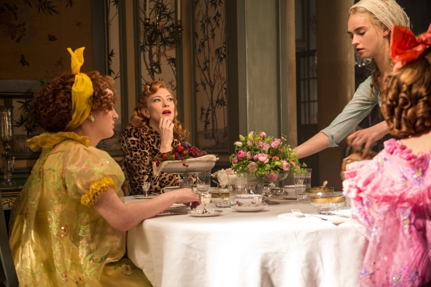 Cate Blanchett e Lily James em cena de "Cinderela", de Kenneth Branagh - Divulgação