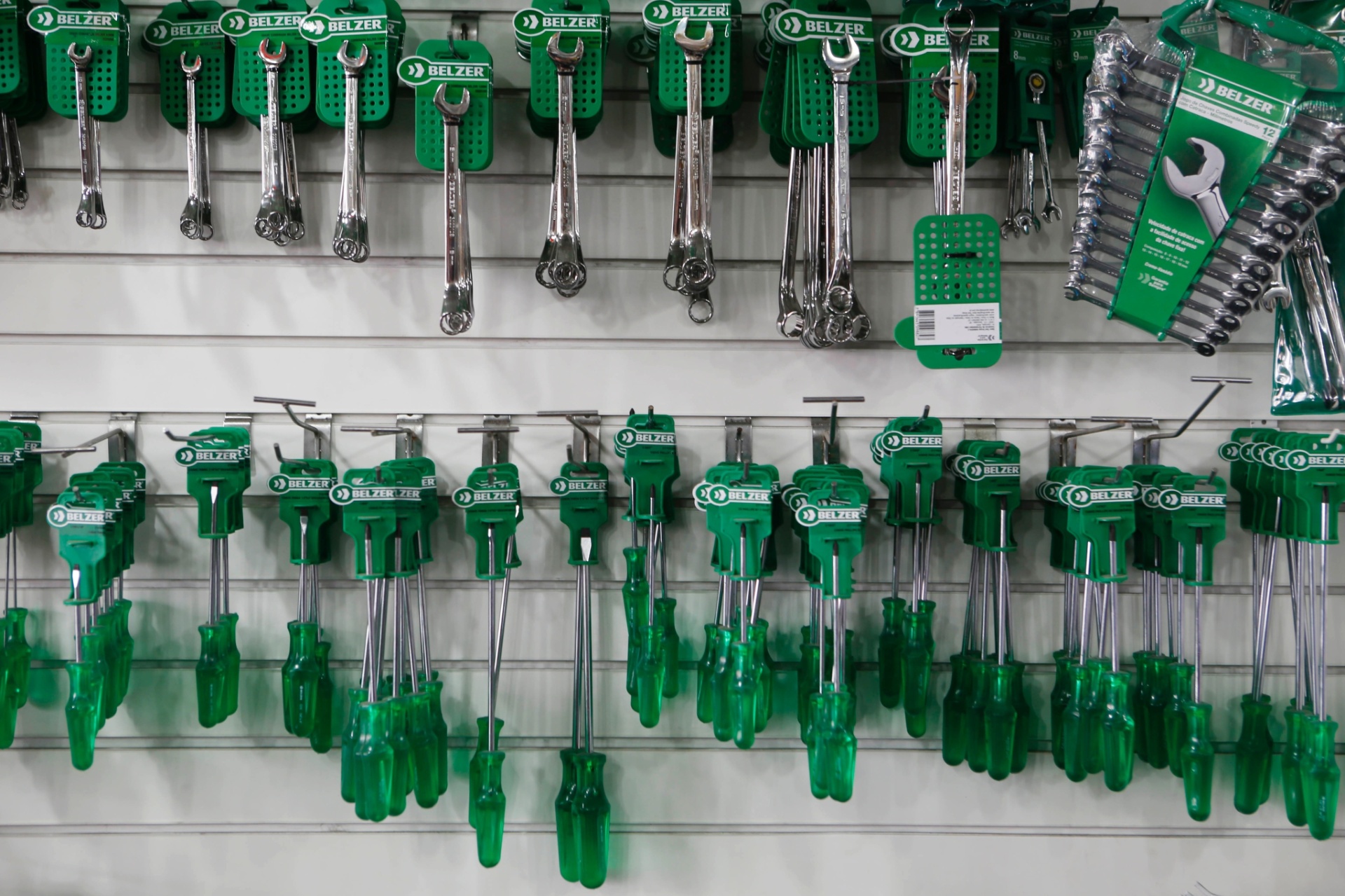 Com foco nos marceneiros, a Casa das Serras (www.casadasserras.com.br), na Rua do Gasômetro, 565, em São Paulo (SP), comercializa instrumentos e máquinas para trabalhar madeiras. A loja traz também opções para o consumidor final como o setor de ferramentas como os modelos de chaves combinada e de fenda da marca Belzer - Junior Lago/ UOL