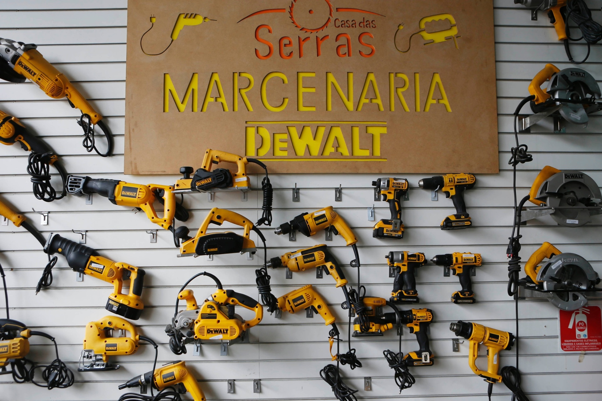 Desde 1988, a Casa das Serras (www.casadasserras.com.br) comercializa ferramentas e máquinas para trabalhos de marcenaria na Rua do Gasômetro, 560 e 565, no Brás, em São Paulo (SP). O leque de produtos vai das tradicionais serras circulares às ferramentas elétricas como os produtos da marca Dewalt (furadeiras, parafusadeiras, lixadeiras, esmerilhadeiras, entre outros) - Junior Lago/ UOL