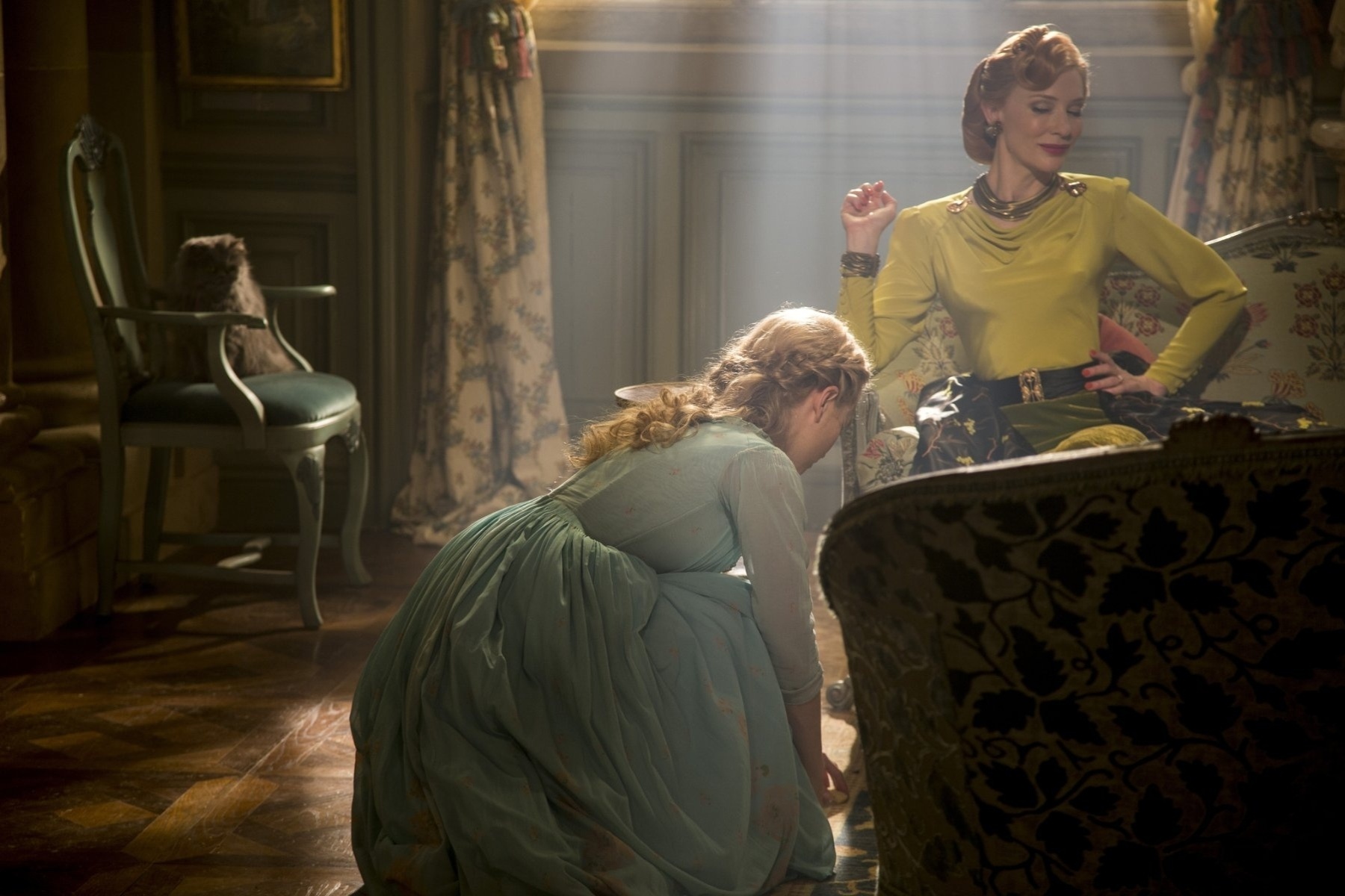 Lily James e Cate Blanchett em cena de "Cinderela", de Kenneth Branagh - Divulgação