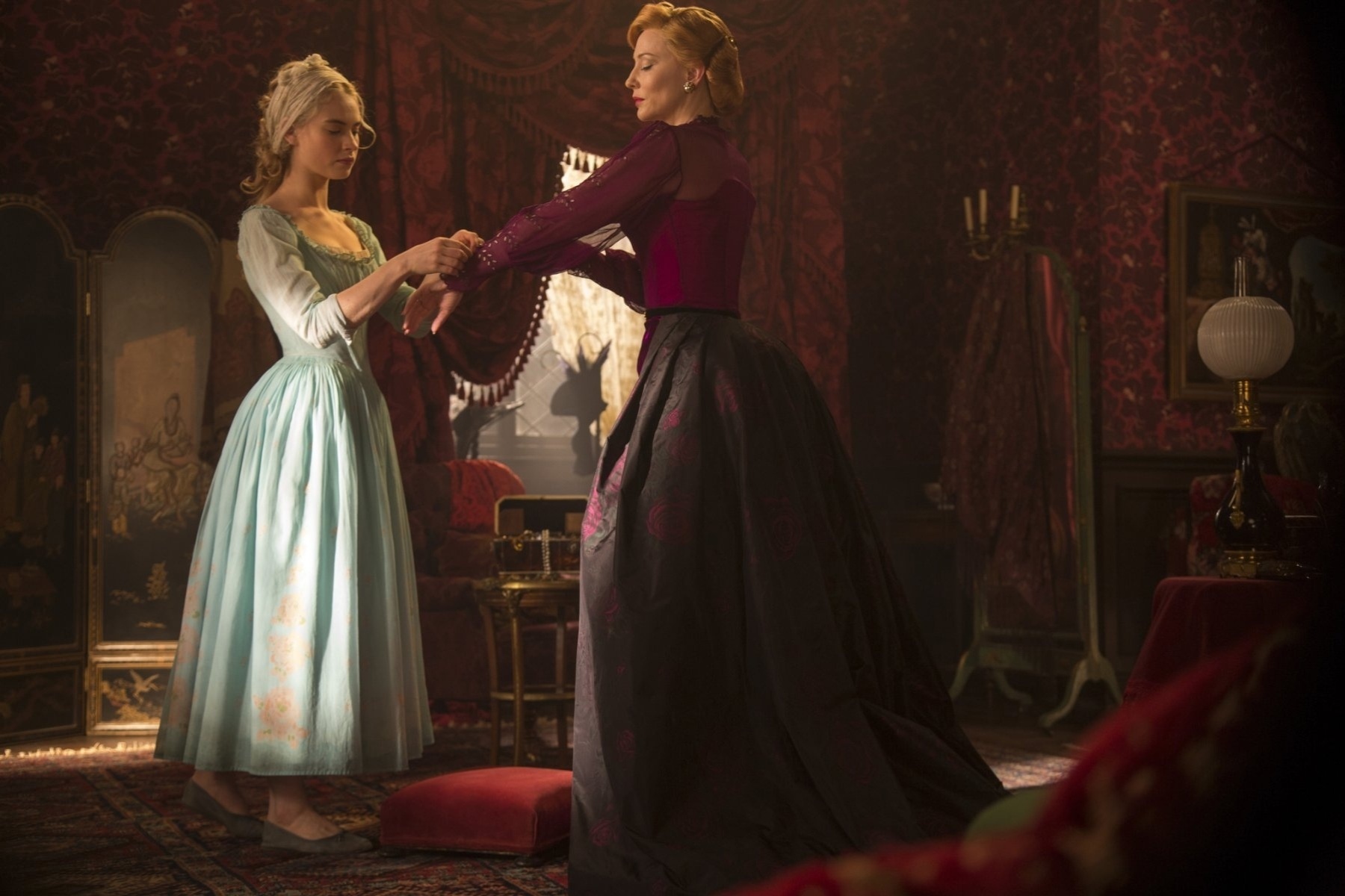 Lily James e Cate Blanchett em cena de "Cinderela", de Kenneth Branagh - Divulgação