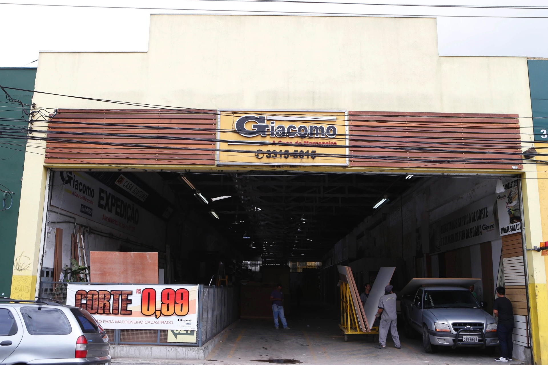 No ramo de ferragens e madeiras desde 1973, a Casa Giácomo (www.casagiacomo.com.br) possui um grande galpão na Rua do Gasômetro, 345, no Brás, em São Paulo (SP), onde disponibiliza serviços de corte - Junior Lago/ UOL