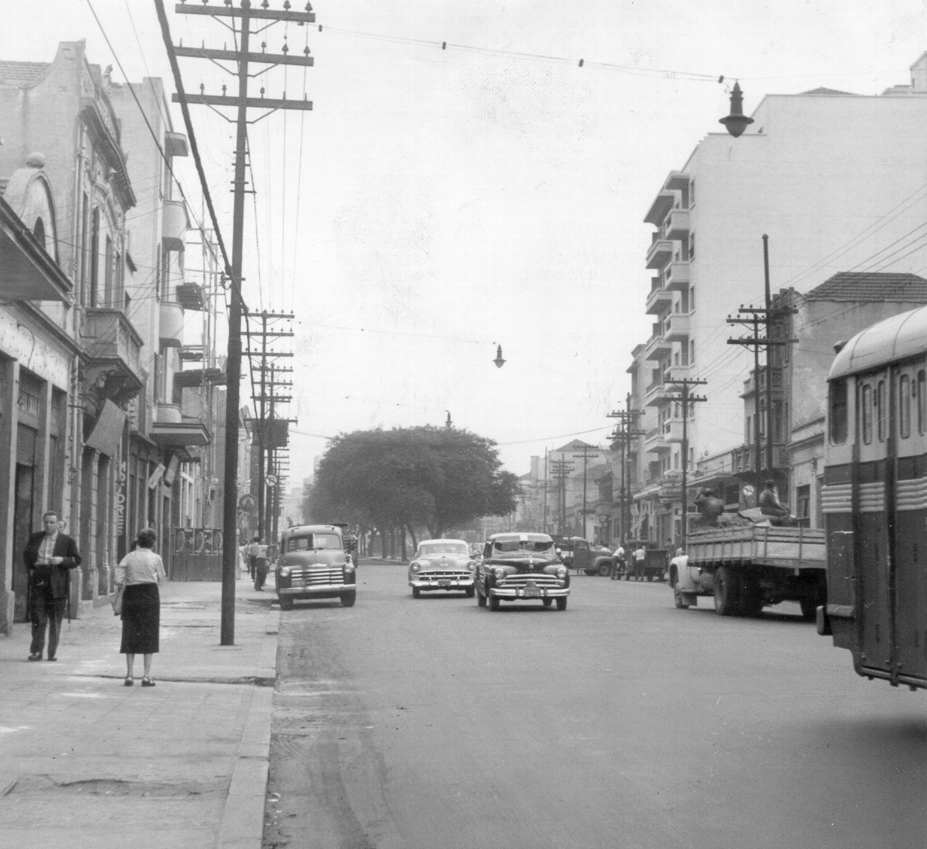 O destino de compras para quem quer construir ou reformar ainda abriga lojas tradicionais, algumas datadas da década de 1940 (como a MBastos - foto 5), ganhou esse nome por conta de uma antiga indústria de gás instalada ali, responsável por inaugurar a iluminação a gás na cidade de São Paulo em 1872. Na foto, a via paulistana em março de 1957 - Folhapress