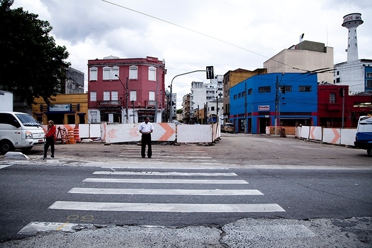 Obras de aterramento de cabos na Rua do Gasômetro, no bairro do Brás, São Paulo - Erick Diniz/ Folhapress,