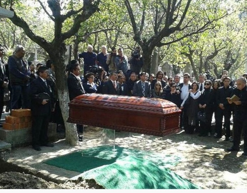 Roberto Bolaños é enterrado no México na presença de familiares