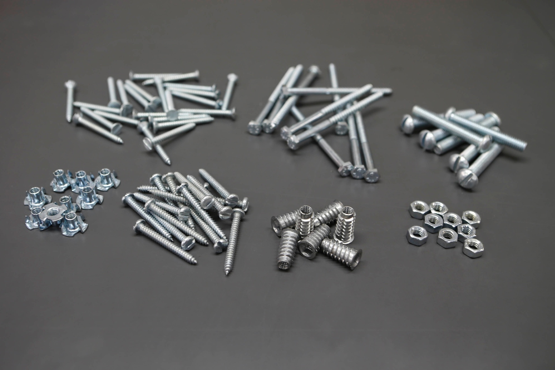 Variados modelos de parafusos e porcas estão entre os itens vendidos pela MBastos (www.mbastosparafusos.com.br) na Rua do Gasômetro, 435, no Brás, em São Paulo (SP). A cartela de produtos abrange também arruelas, ferramentas de aperto, de medição, abrasivos, equipamentos e máquinas elétricas - Junior Lago/ UOL