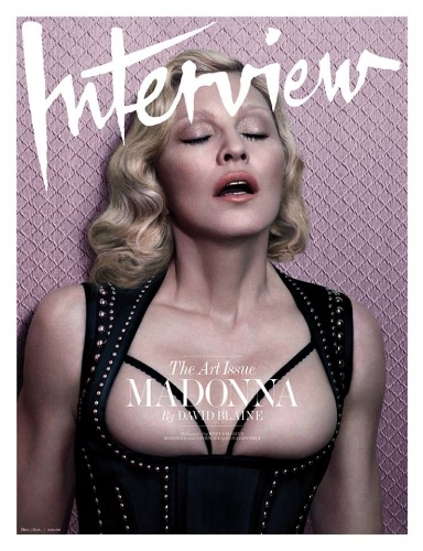 01.dez.2014 - Madonna aparece com parte dos seios à mostra em uma das capas da revista "Interview" de dezembro