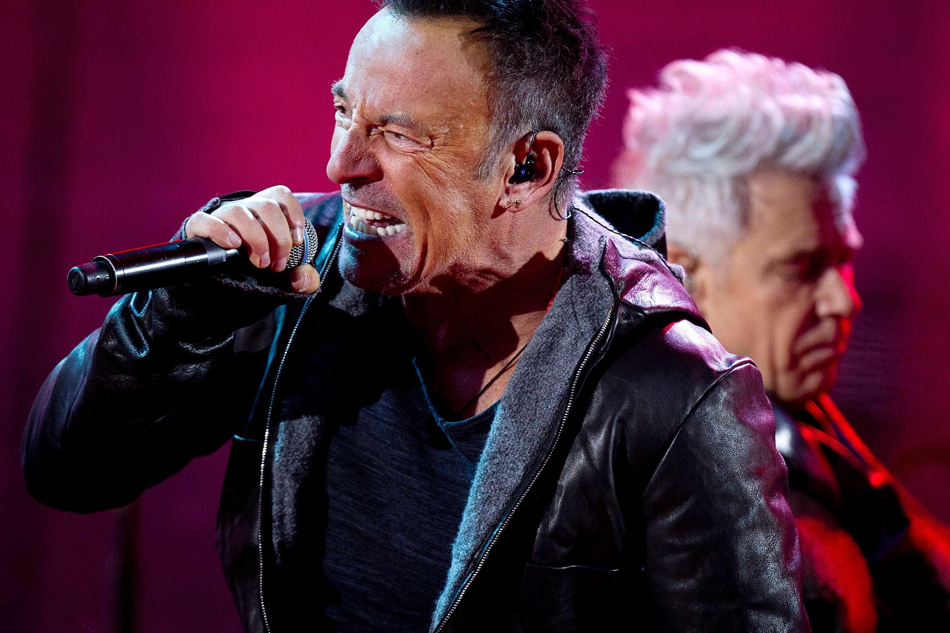 1.dez.2014 - Bruce Springsteen canta sucessos do U2 em show surpresa na Times Square, em Nova York, em celebração do Dia Mundial da Luta Contra a Aids. O canto substituiu Bono Vox, que está em recuperação na Irlanda, após fraturar o braço em um acidente de bicicleta - REUTERS/Carlo Allegri
