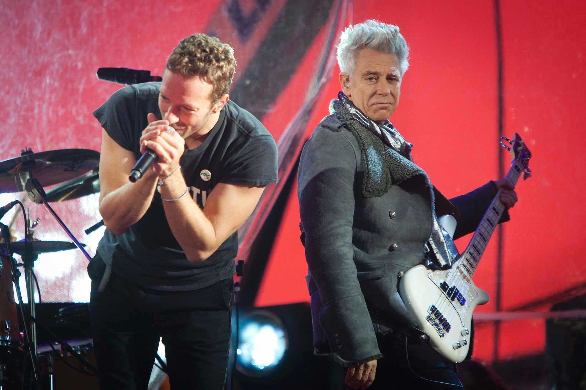 1.dez.2014 - Chris Martin canta sucessos do U2 em show surpresa na Times Square, em Nova York, em celebração do Dia Mundial da Luta Contra a Aids - REUTERS/Carlo Allegri