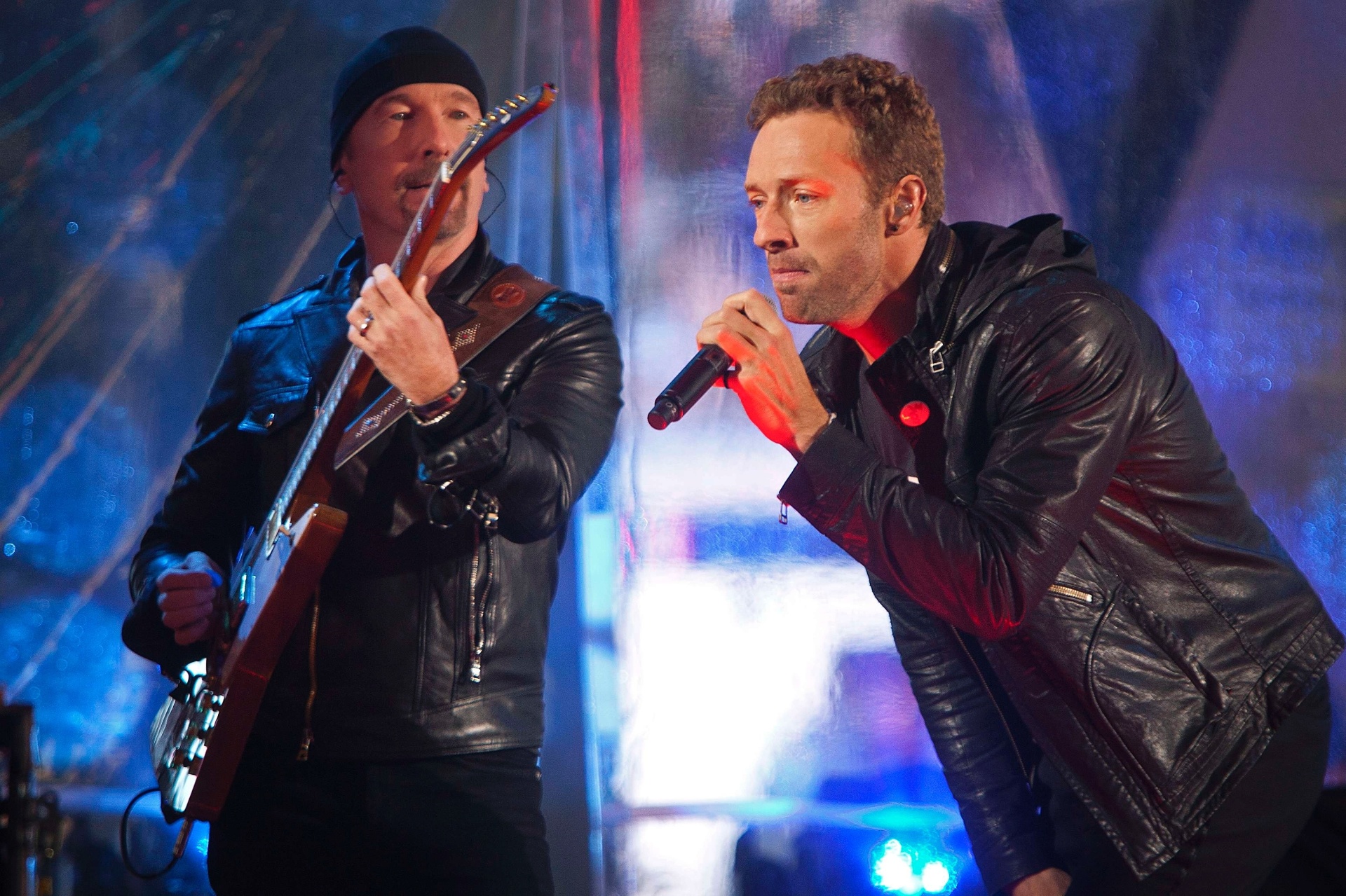 1.dez.2014 - Chris Martin canta sucessos do U2 em show surpresa na Times Square, em Nova York, em celebração do Dia Mundial da Luta Contra a Aids. O cantor substituiu Bono Vox, que está em recuperação na Irlanda após fraturar o braço em um acidente de bicicleta - REUTERS/Carlo Allegri