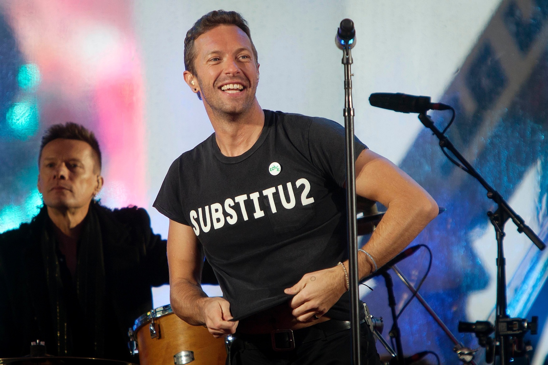 1.dez.2014 - Chris Martin, vocalista do Coldplay, usa camiseta com trocadilho com a palavra "substituto". O cantor foi escolhido, junto com Bruce Springsteen, para substituir Bono Vox no show que o U2 fez em Nova York, para o Dia da Luta contra a AIDS - REUTERS/Carlo Allegri